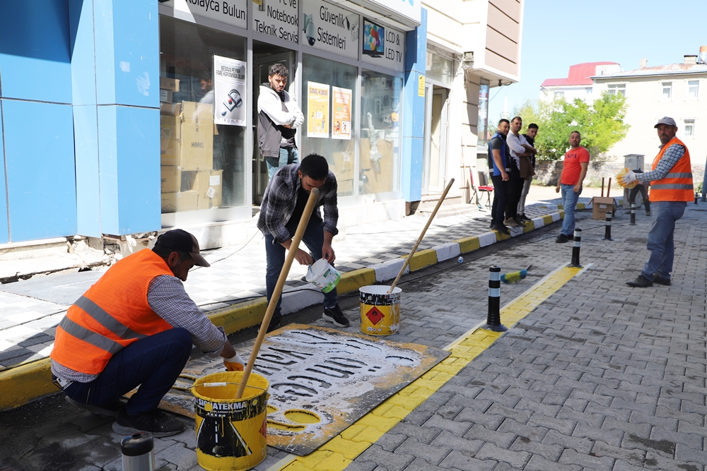 ARDAHAN BELEDİYESİ YOL VE KALDIRIMLARI YENİLİYOR