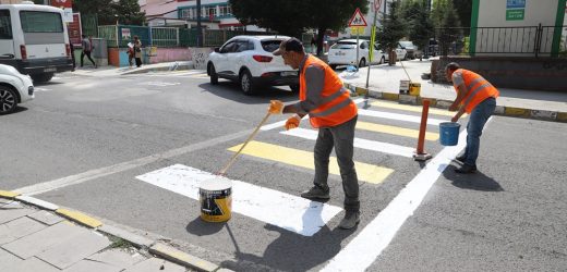 BELEDİYE EKİPLERİ YAYA GEÇİDİ ÇİZGİLERİNİ BOYAYARAK YENİLEDİ