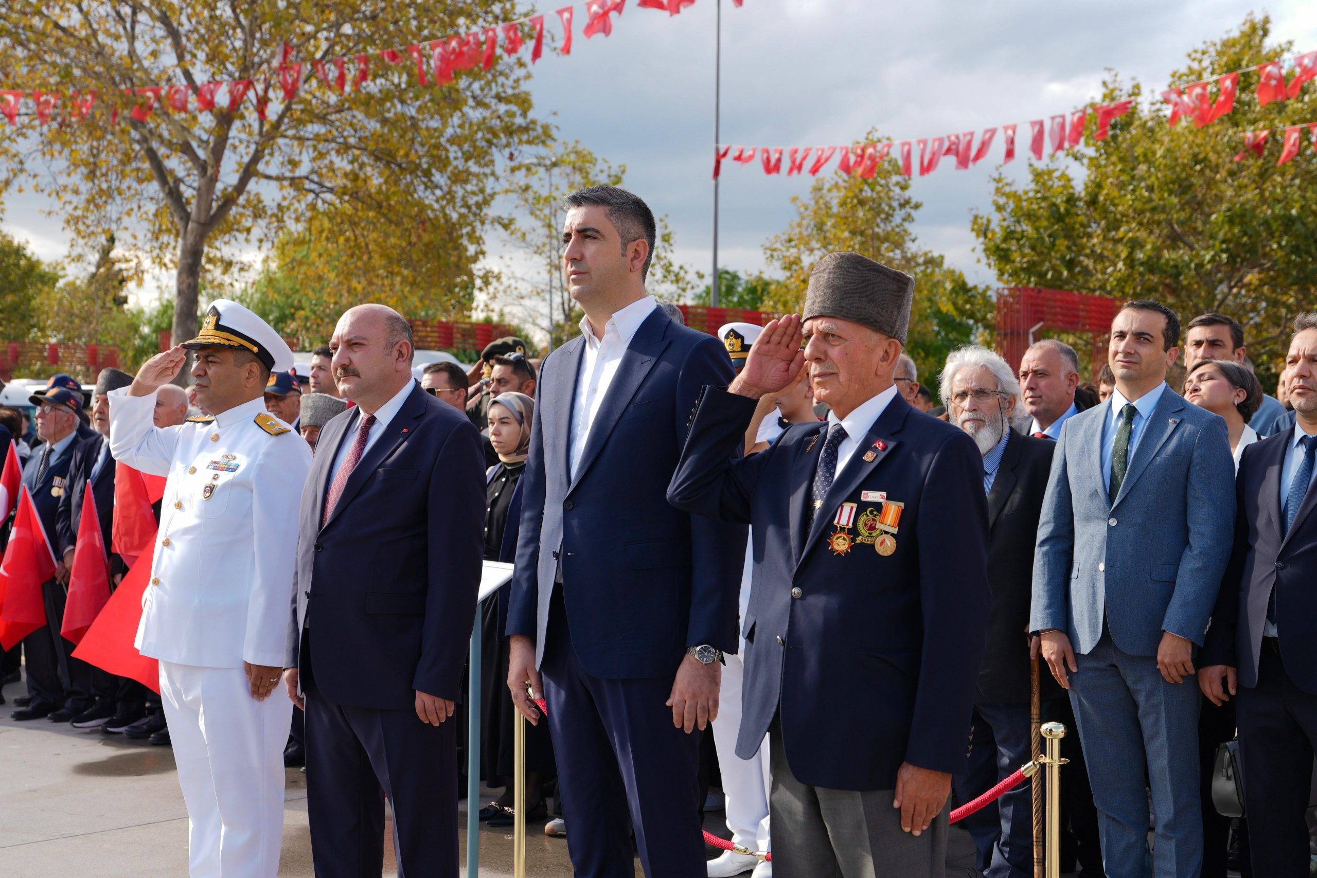 Kartal’da, Gaziler Günü Dolayısıyla Atatürk Anıtı’na Çelenk Sunuldu