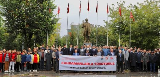 BAŞKAN DEMİR, GAZİLER GÜNÜ KUTLAMA PROGRAMI VE KORTEJ YÜRÜYÜŞÜNE KATILDI
