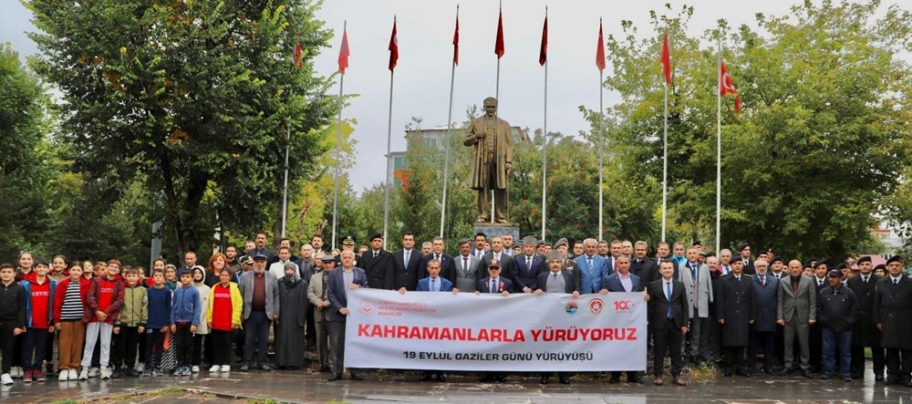 BAŞKAN DEMİR, GAZİLER GÜNÜ KUTLAMA PROGRAMI VE KORTEJ YÜRÜYÜŞÜNE KATILDI