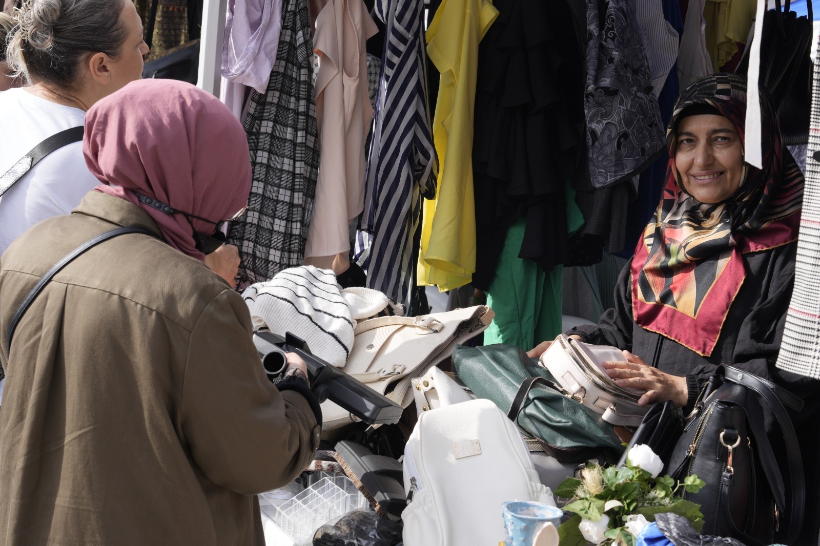 Atma Sat İkinci El Pazarı’nda Kadın Emeği ve Geri Dönüşüm El Ele