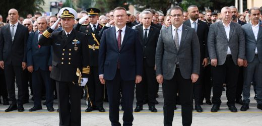 Derince’de 102. Yıl Gururu Çelenk Töreniyle Taçlandı