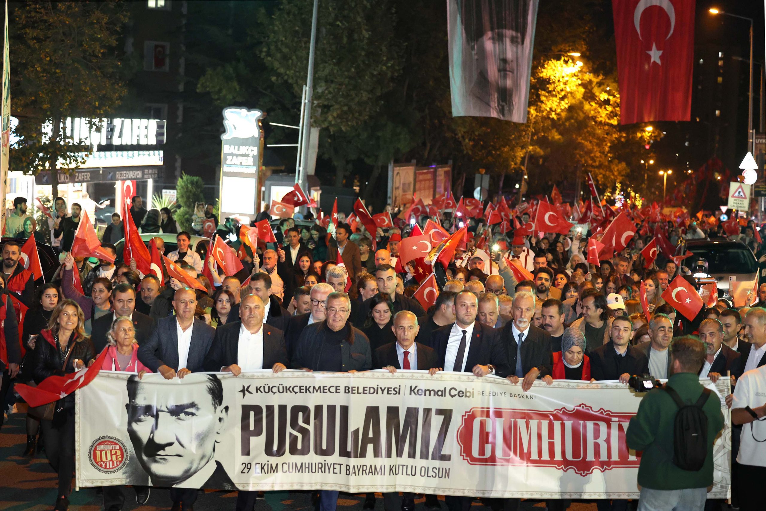 KÜÇÜKÇEKMECE’DE YÜZLER CUMHURİYET İÇİN YÜRÜDÜ