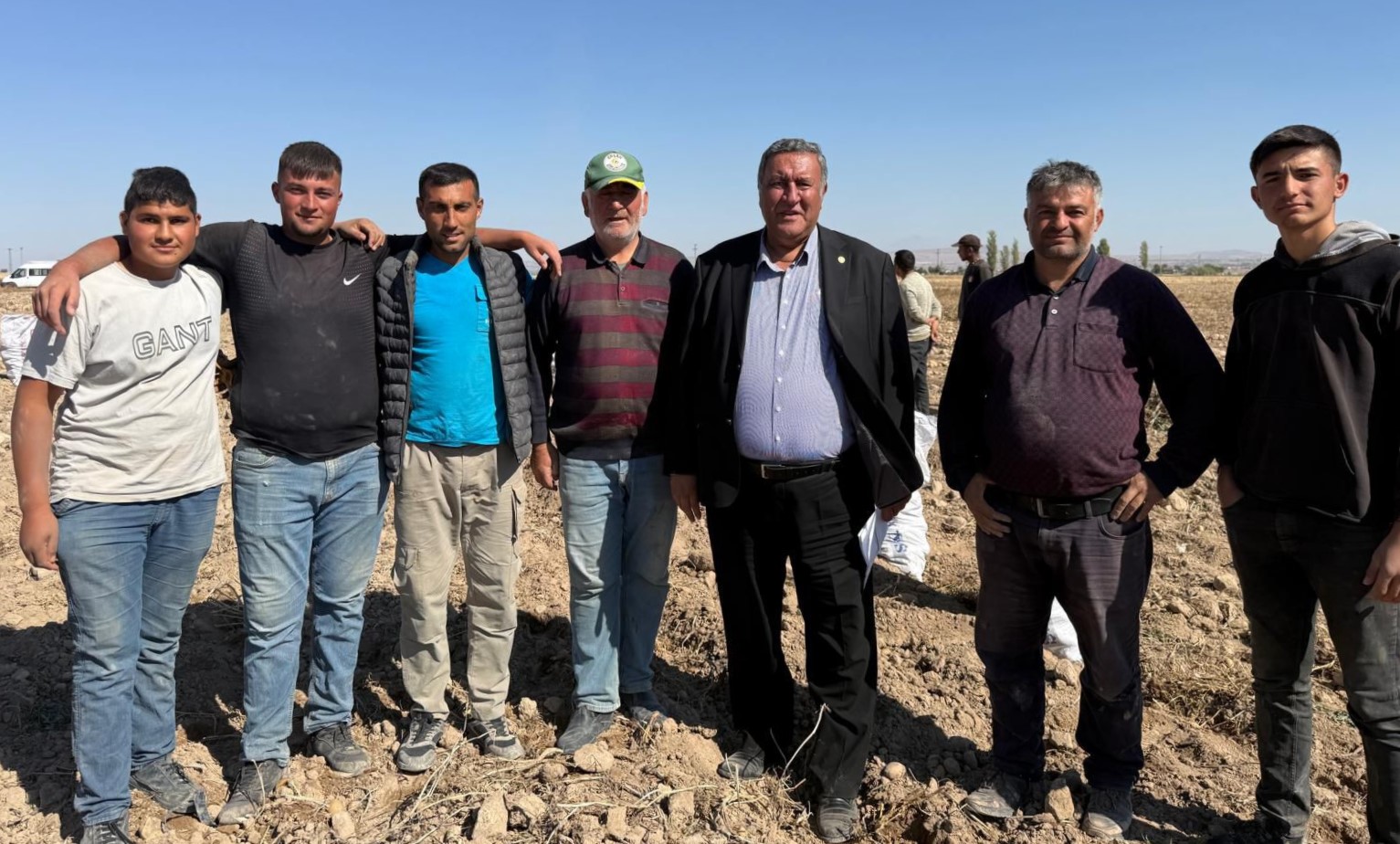 FAİZLER %24’E ÇIKTI, BORÇ İÇİNDE EZİLEN ÜRETİCİ TRAKTÖRÜNÜ SATIYOR”