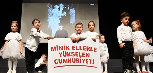 MİNİKLER CUMHURİYET COŞKUSUNU SAHNEYE TAŞIDI