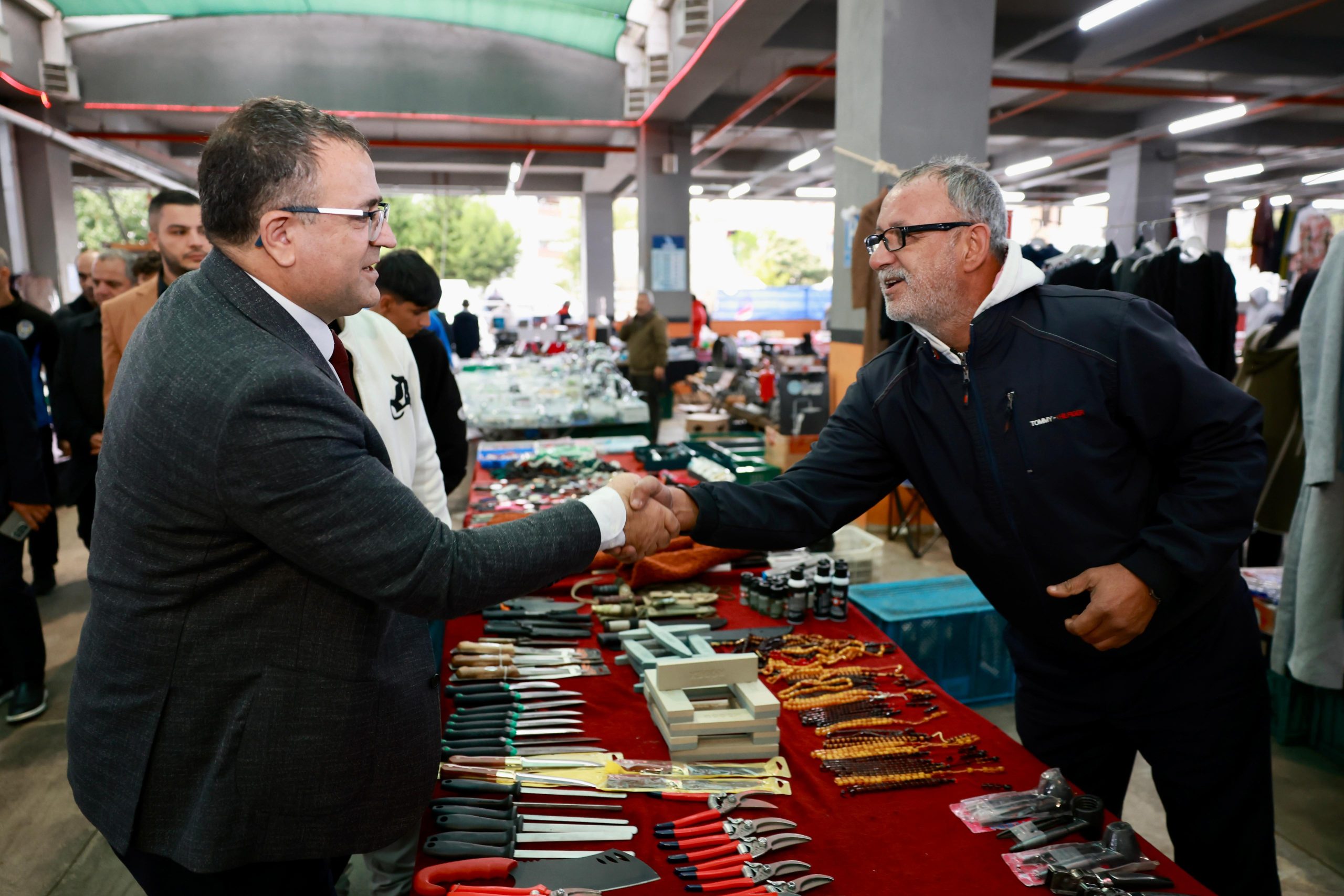 Kurdeleyi Kesti, Çarşı Pazar Gezdi