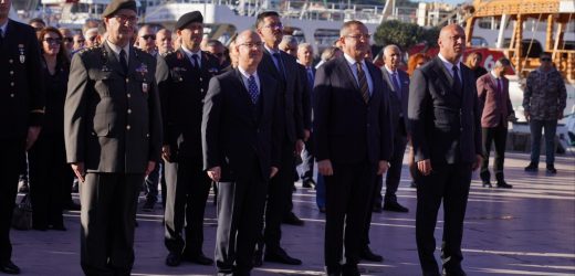 AYVALIK’TA ÖĞRETMENLER GÜNÜ COŞKUYLA KUTLANDI