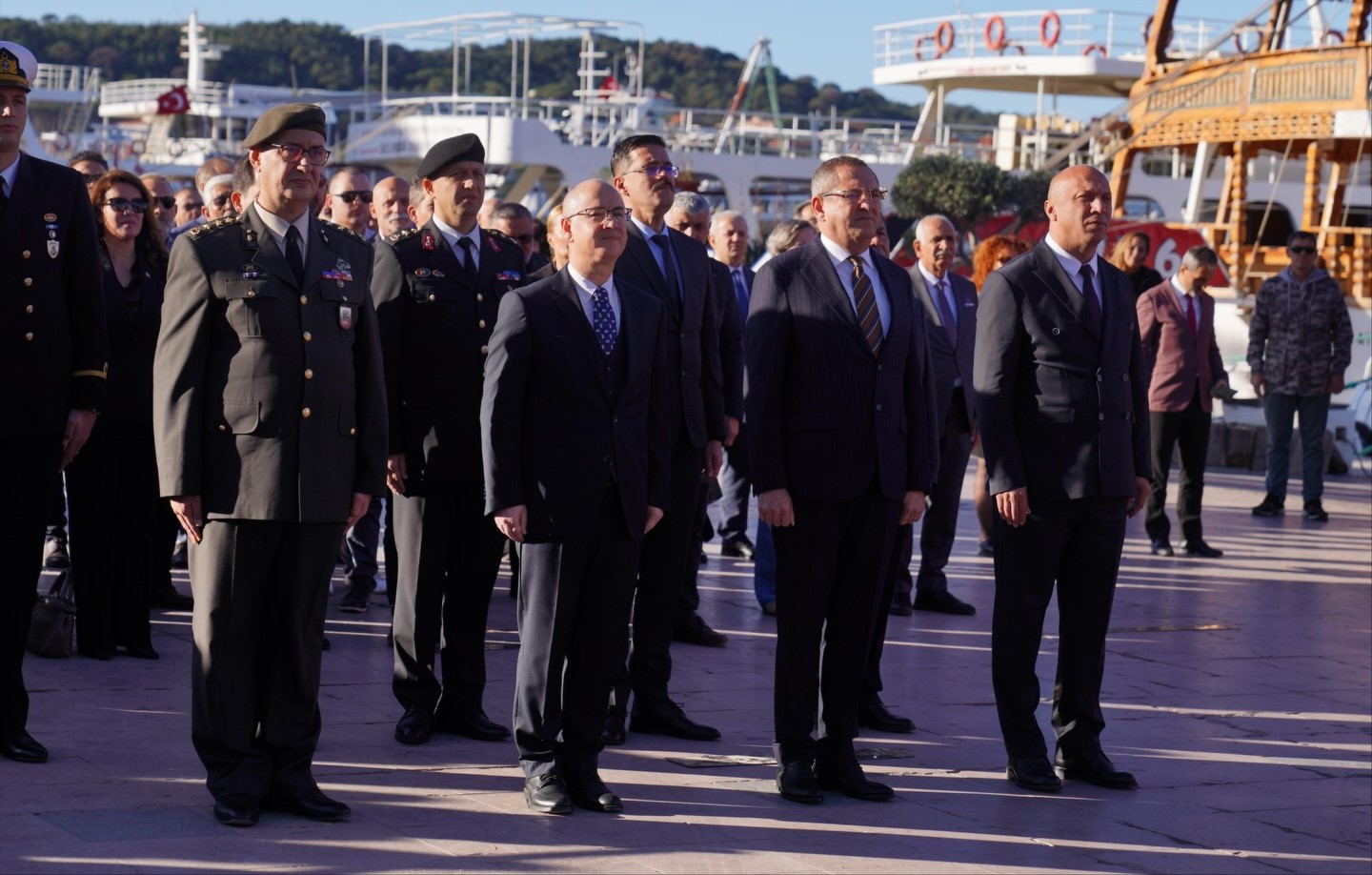 AYVALIK’TA ÖĞRETMENLER GÜNÜ COŞKUYLA KUTLANDI