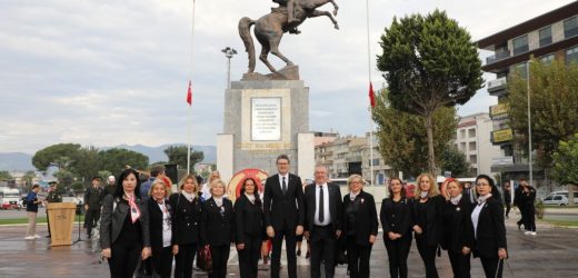 EDREMİT’TE 10 KASIM’DA HAYAT DURDU