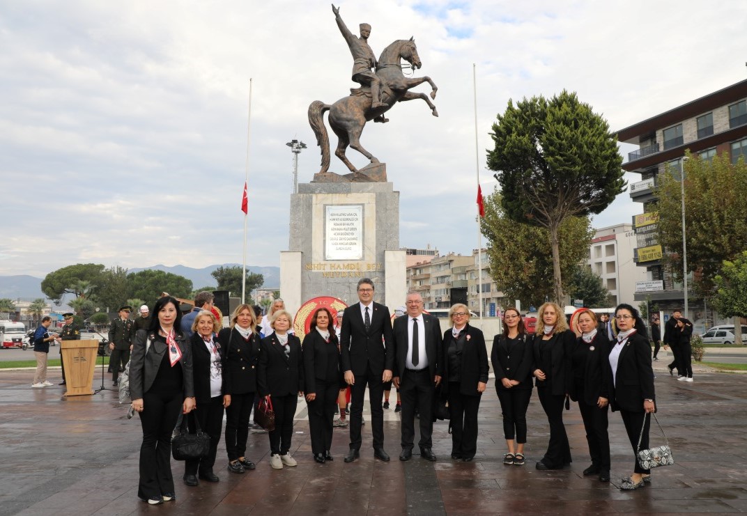 EDREMİT’TE 10 KASIM’DA HAYAT DURDU