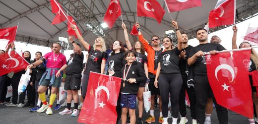 YÜZLERCE KİŞİ ATA’YA SAYGI İÇİN KOŞTU