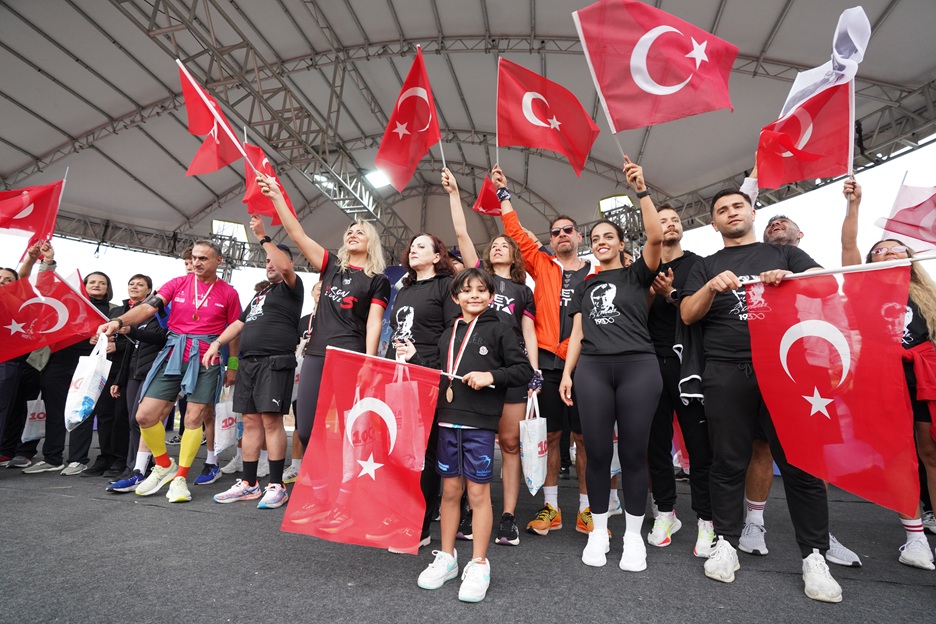 YÜZLERCE KİŞİ ATA’YA SAYGI İÇİN KOŞTU