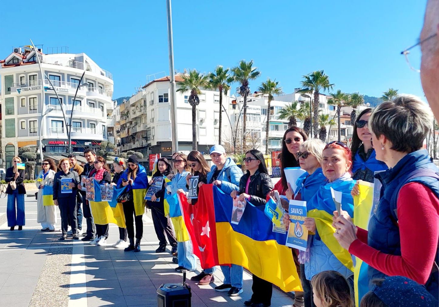 SAVAŞIN 4. YIL DÖNÜMÜNDE UKRAYNA VE TÜRK BAYRAKLI ANMA