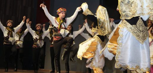 Dikili Belediyesi Halk Oyunları Topluluğu’ndan Anlamlı Gösteri