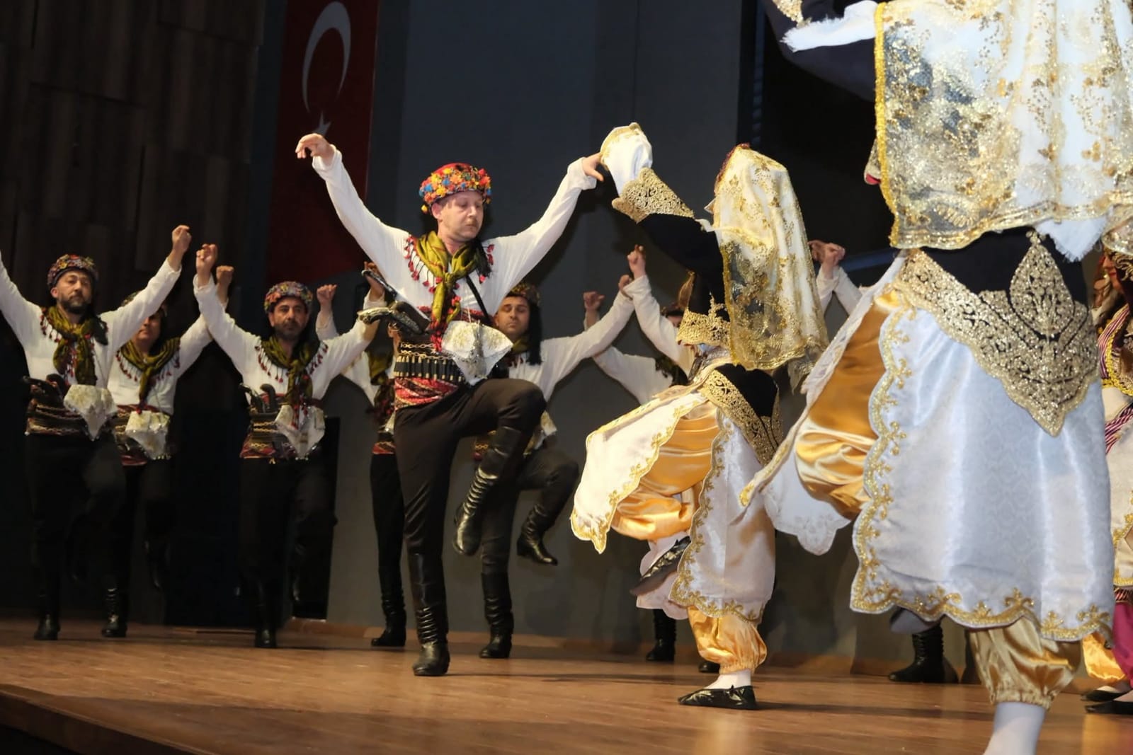Dikili Belediyesi Halk Oyunları Topluluğu’ndan Anlamlı Gösteri