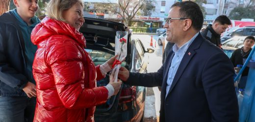 Başkan Gökçe’den Kadınlara Çiçek