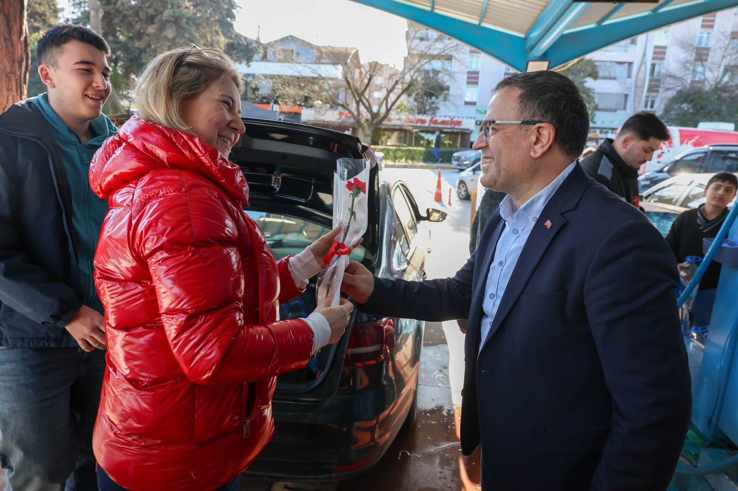 Başkan Gökçe’den Kadınlara Çiçek