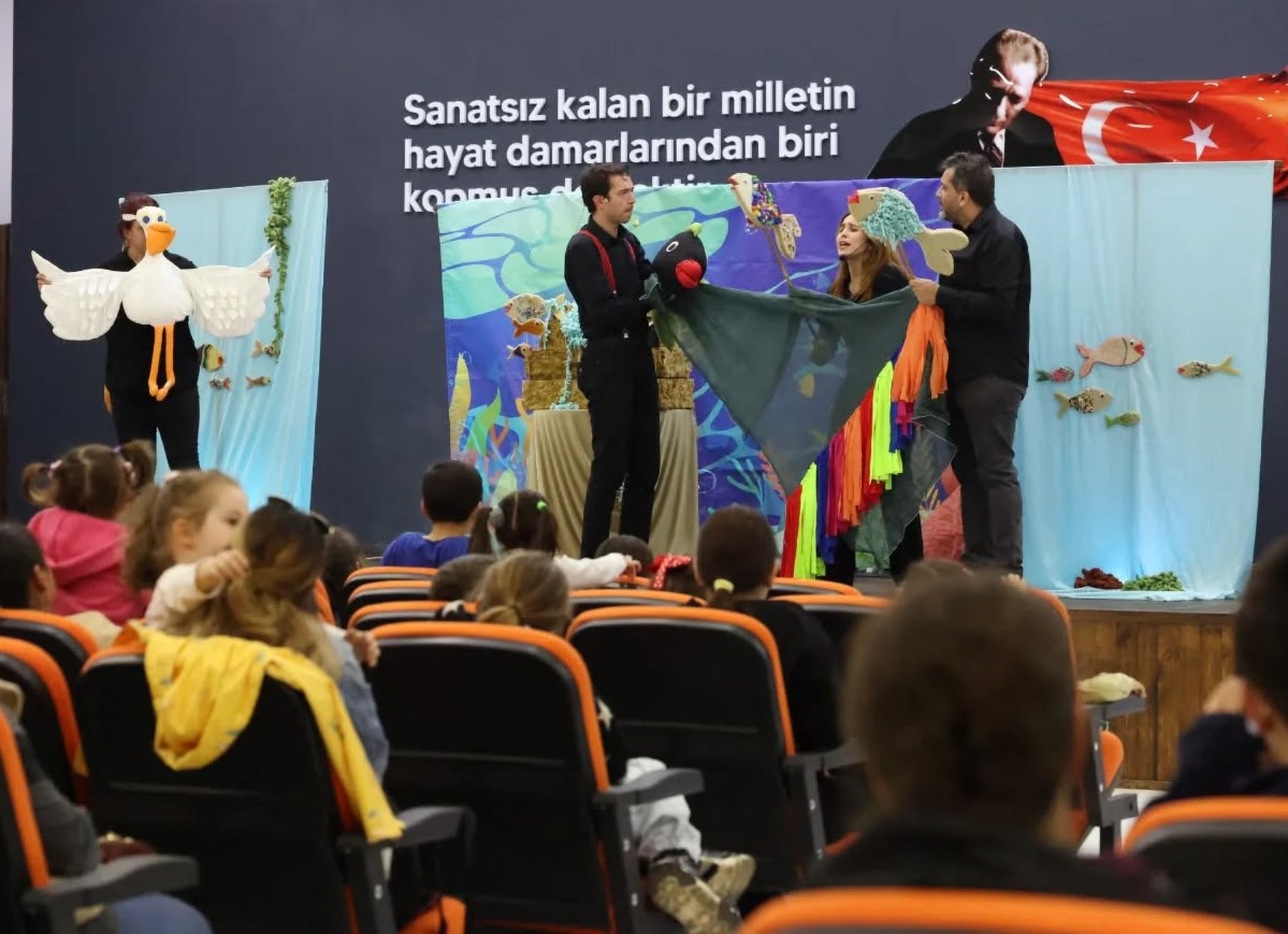 Derince’de Çocuklar Tiyatro ile Hem Eğlendi Hem Öğrendi