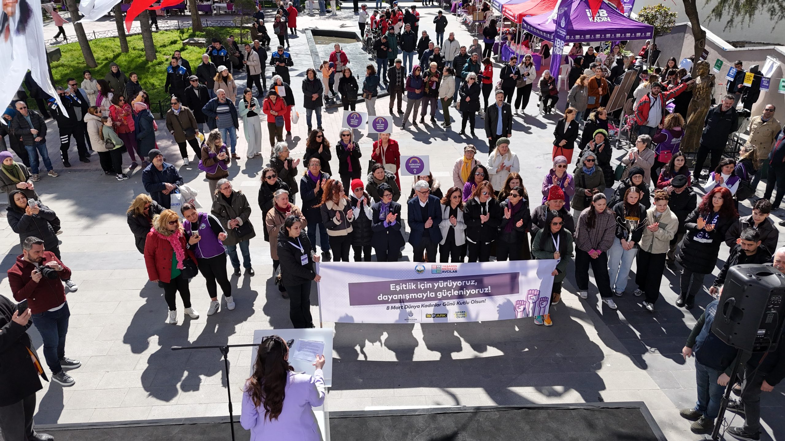 AVCILAR’DA 8 MART RÜZGâRI: MOR KALEMLER YAZDI, YÜZLERCE KADIN EŞİTLİK İÇİN PEDAL ÇEVİRDİ