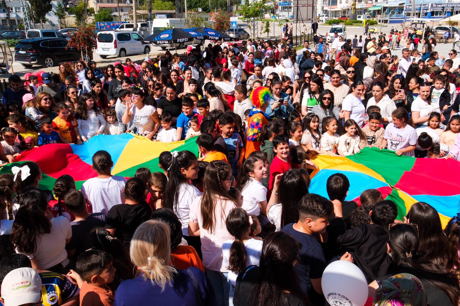KONU: Karataş’ta 23 Nisan Coşkusu: Atatürk Gençlik Merkezi Kapılarını Çocuk Şenliği ile Açtı!