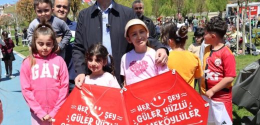 ÇEKMEKÖY’DE GÖKYÜZÜ ÇOCUKLARIN BAYRAMINA SAHNE OLDU