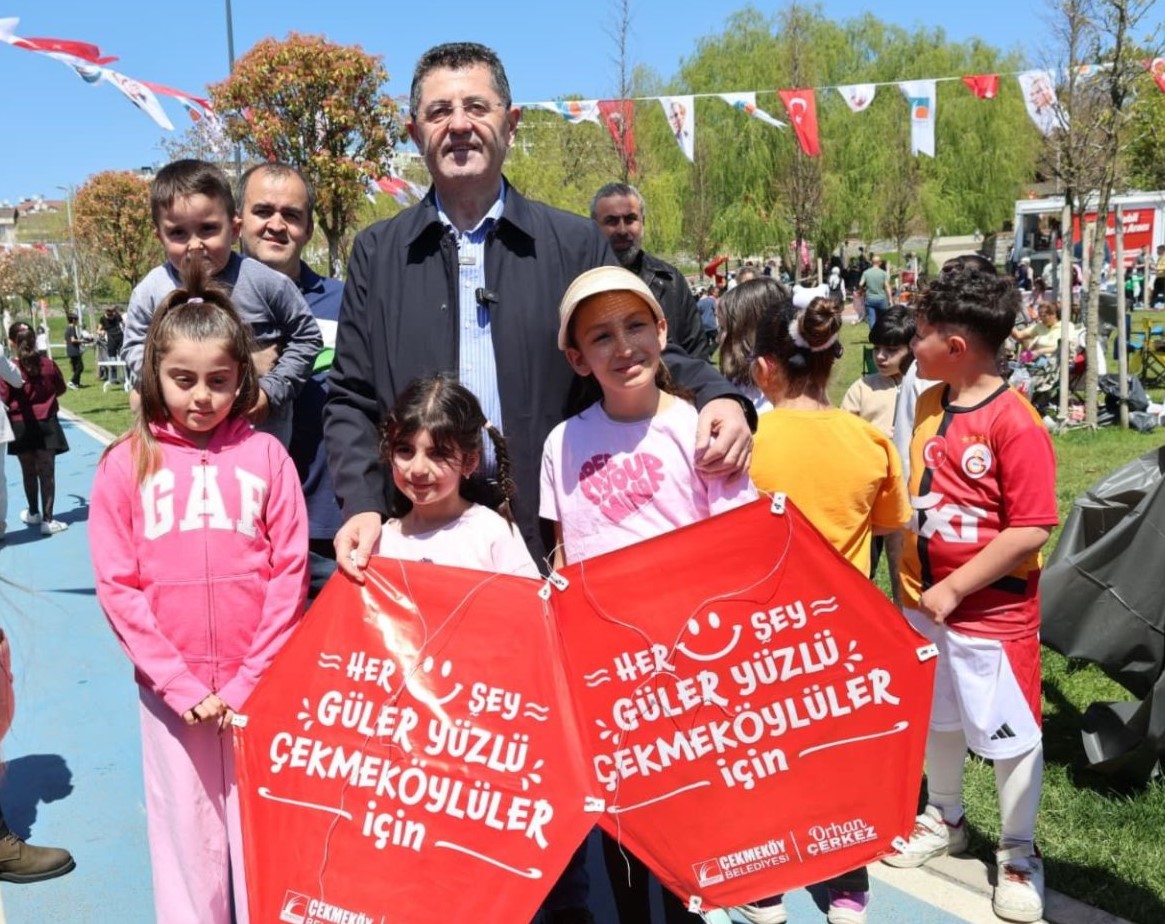 ÇEKMEKÖY’DE GÖKYÜZÜ ÇOCUKLARIN BAYRAMINA SAHNE OLDU
