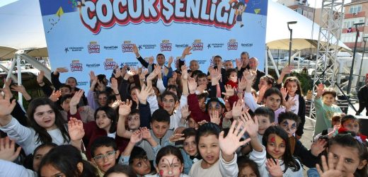 KÜÇÜKÇEKMECE’DE 23 NİSAN, GÜN BOYU SÜREN ETKİNLİKLERLE KUTLANDI