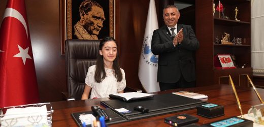 Küçük Yazar Zeynep Demir, Büyükşehirde Başkanlık koltuğuna oturdu