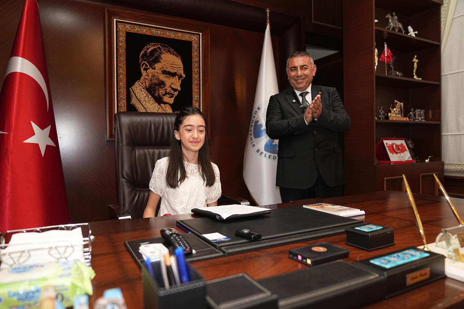 Küçük Yazar Zeynep Demir, Büyükşehirde Başkanlık koltuğuna oturdu