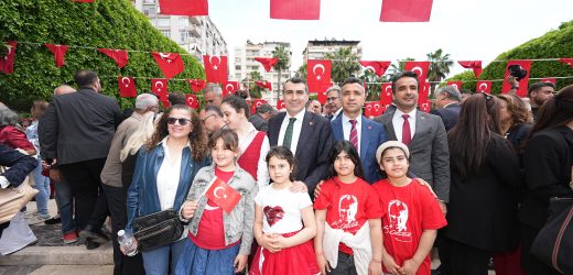 CHP Adana İl Başkanlığı, önce 23 Nisan’ı kutladı, sonra Milli Eğitim Müdürlüğü önüne kadar sessiz yürüyüş ve basın açıklaması yaptı