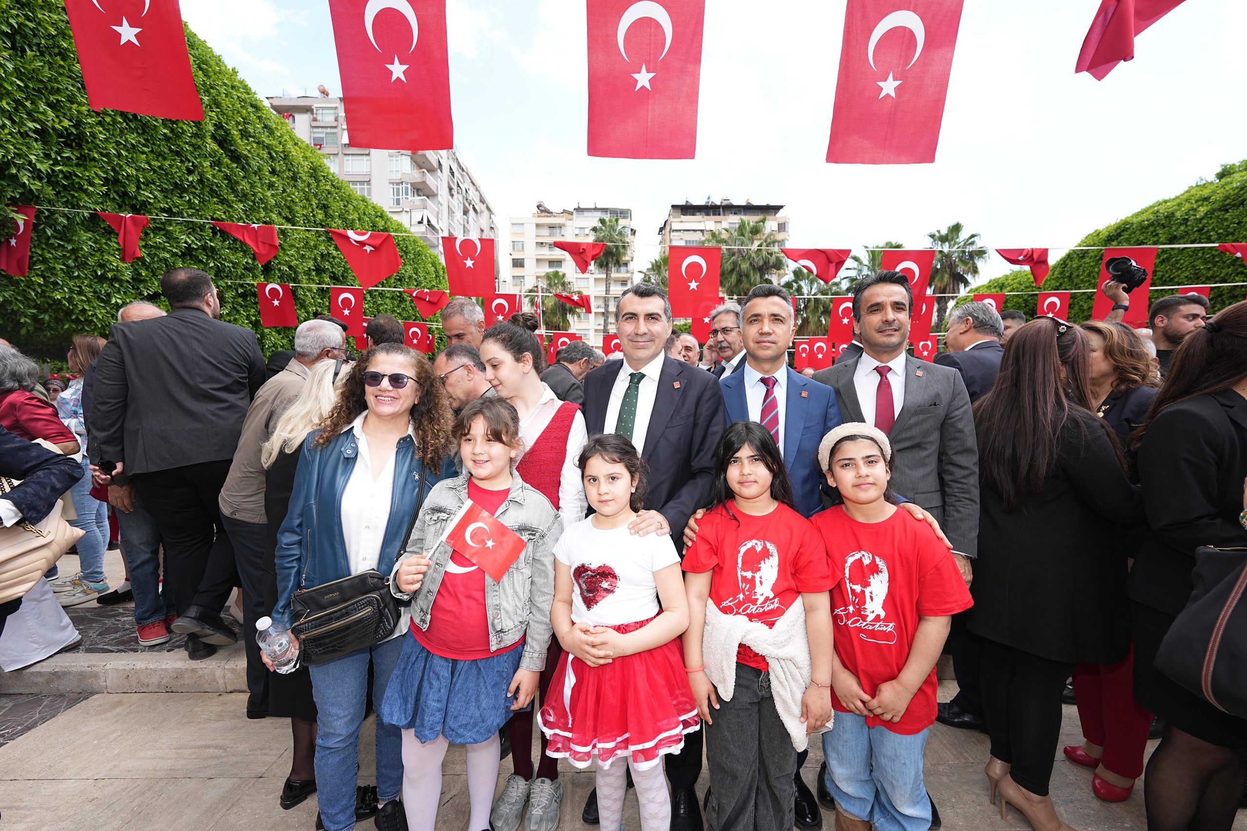 CHP Adana İl Başkanlığı, önce 23 Nisan’ı kutladı, sonra Milli Eğitim Müdürlüğü önüne kadar sessiz yürüyüş ve basın açıklaması yaptı