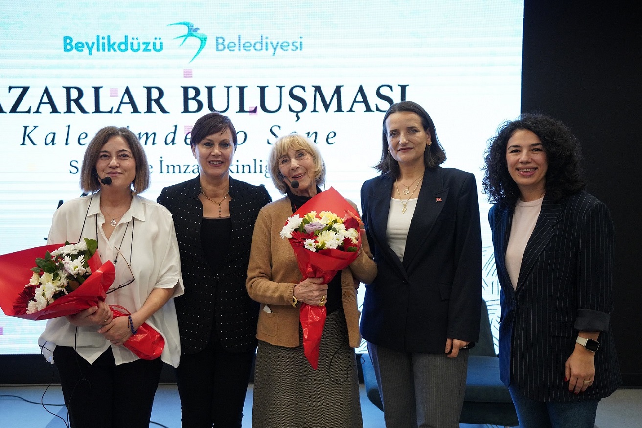 AYŞE KULİN BEYLİKDÜZÜ’NDE OKURLARIYLA BULUŞTU