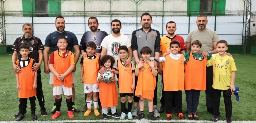 KÜÇÜKÇEKMECE’DE RENKLİ MAÇ: BABALAR VE OĞULLARI FUTBOL HEYECANI YAŞADI