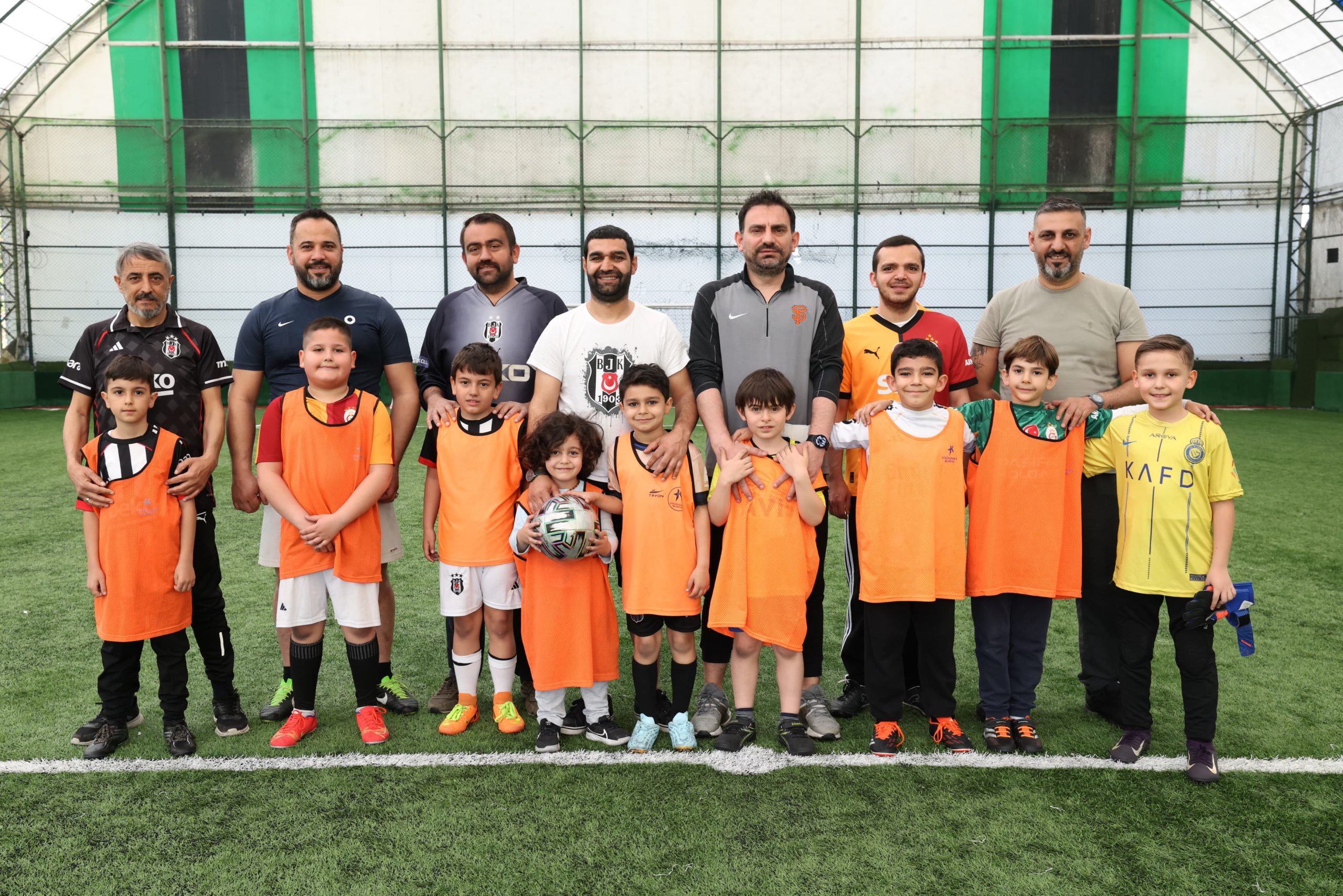 KÜÇÜKÇEKMECE’DE RENKLİ MAÇ: BABALAR VE OĞULLARI FUTBOL HEYECANI YAŞADI