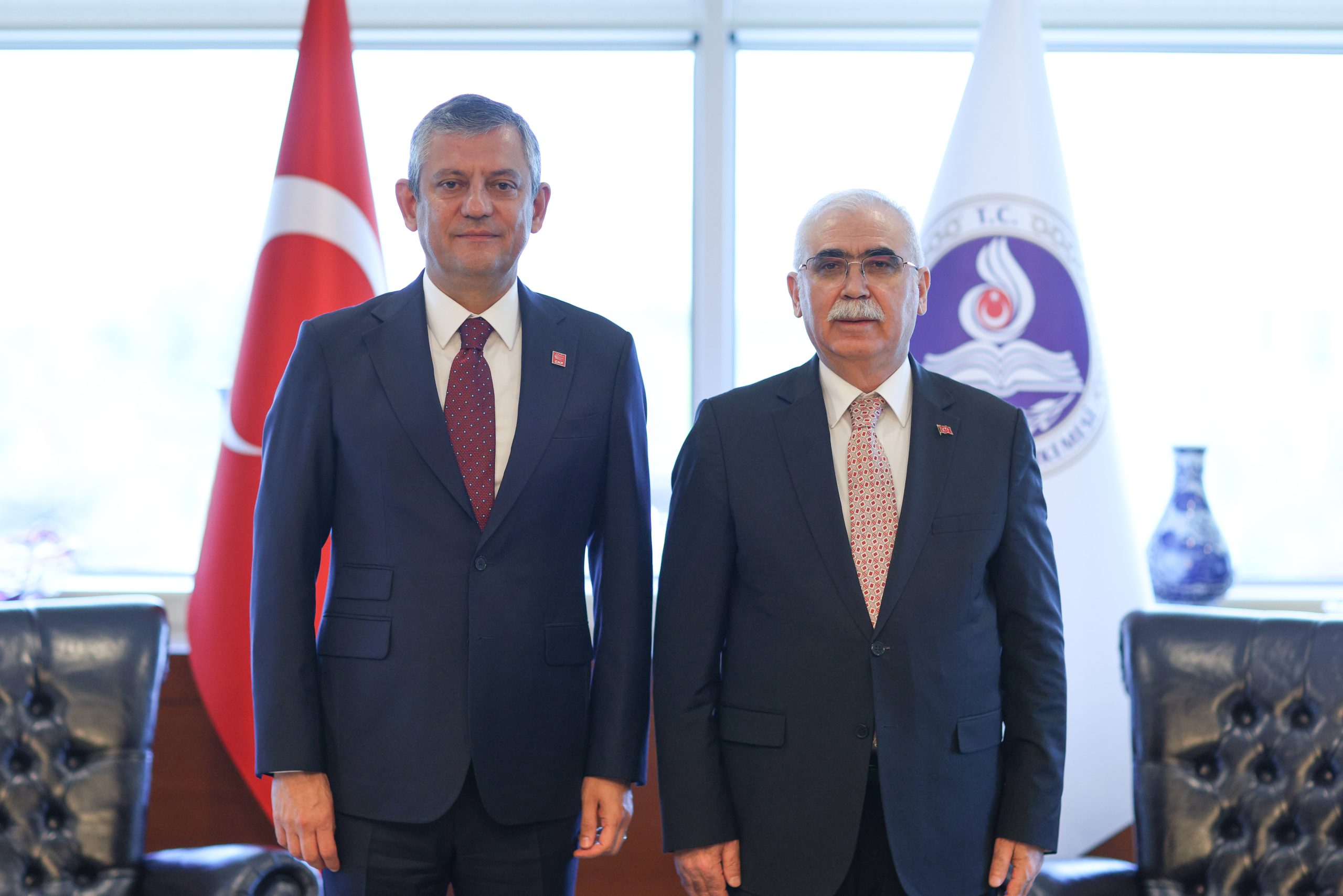 CHP GENEL BAŞKANI ÖZGÜR ÖZEL, AYM BAŞKANI KADİR ÖZKAYA’I ZİYARET ETTİ