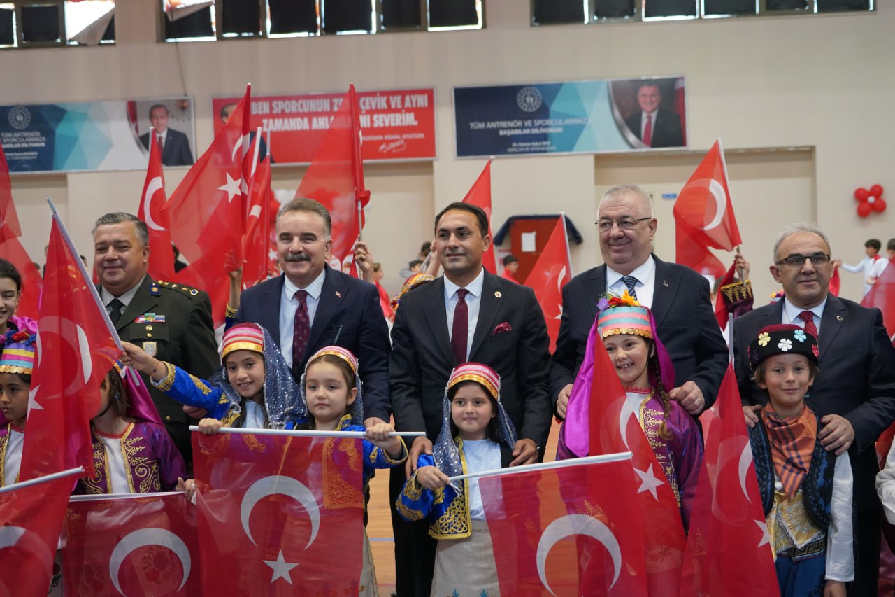 Edremit’te 23 Nisan coşkuyla kutlandı