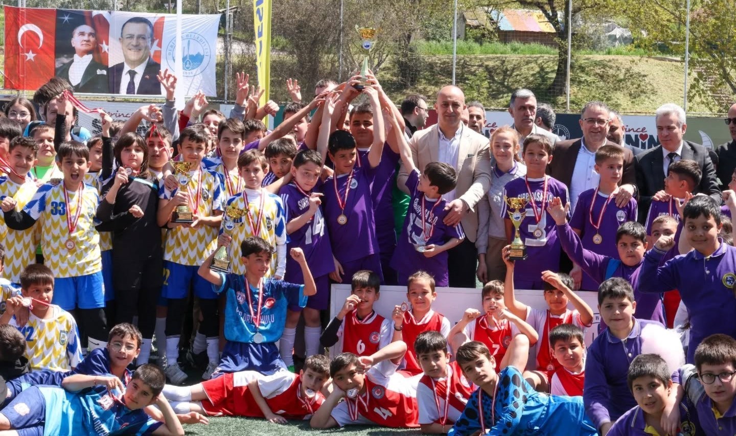 23 Nisan Futbol Turnuvası’nda Şampiyon Sırrıpaşa Ortaokulu