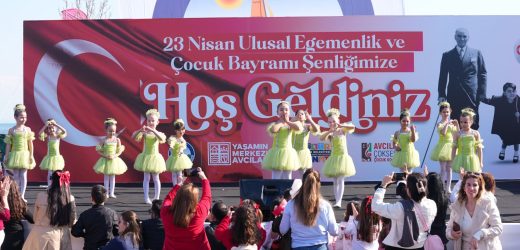 AVCILAR’DA 23 NİSAN COŞKUSU: ÇOCUKLAR SAHNEYE ÇIKTI, BAYRAM MEYDANLARA TAŞTI