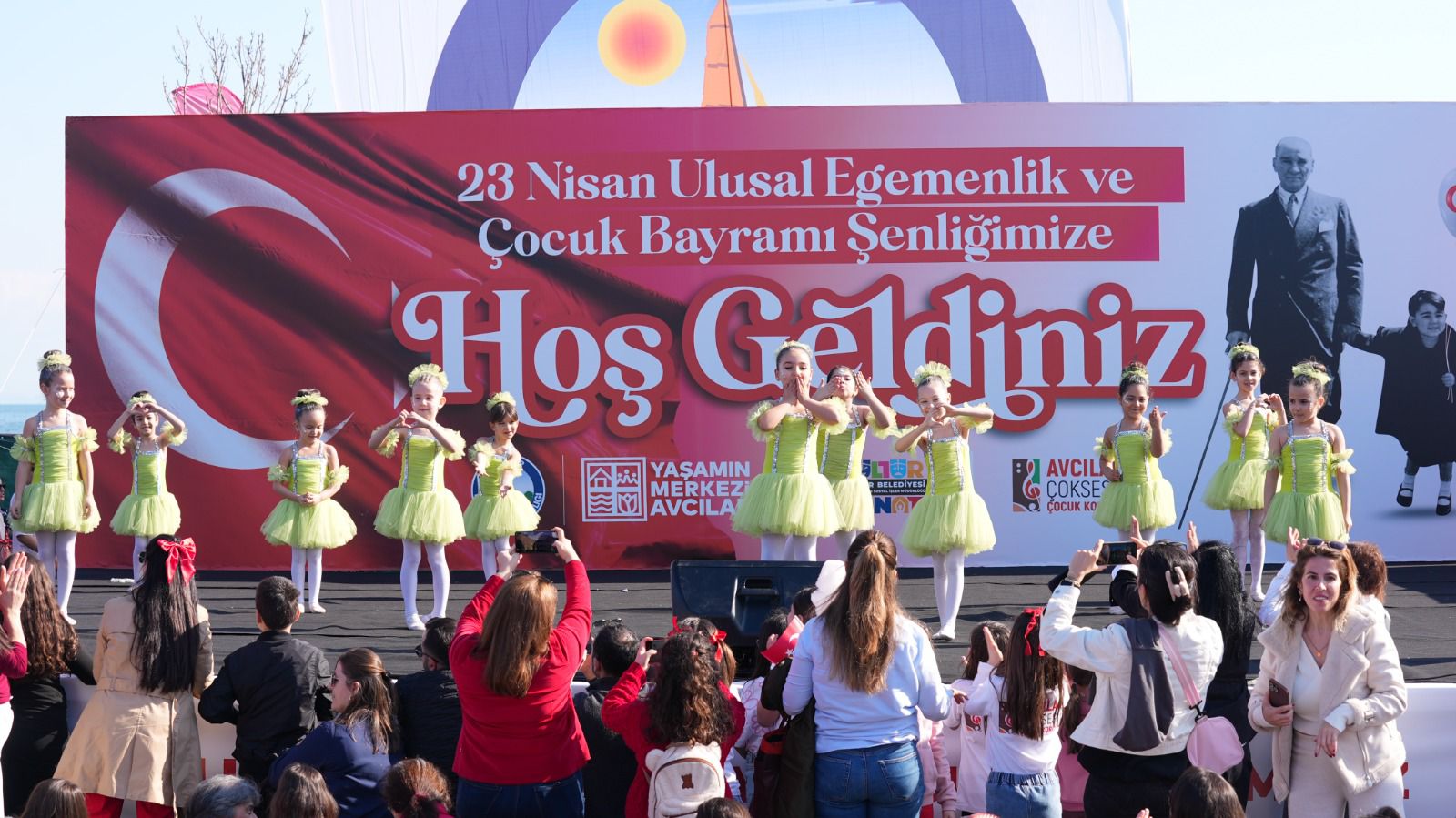 AVCILAR’DA 23 NİSAN COŞKUSU: ÇOCUKLAR SAHNEYE ÇIKTI, BAYRAM MEYDANLARA TAŞTI