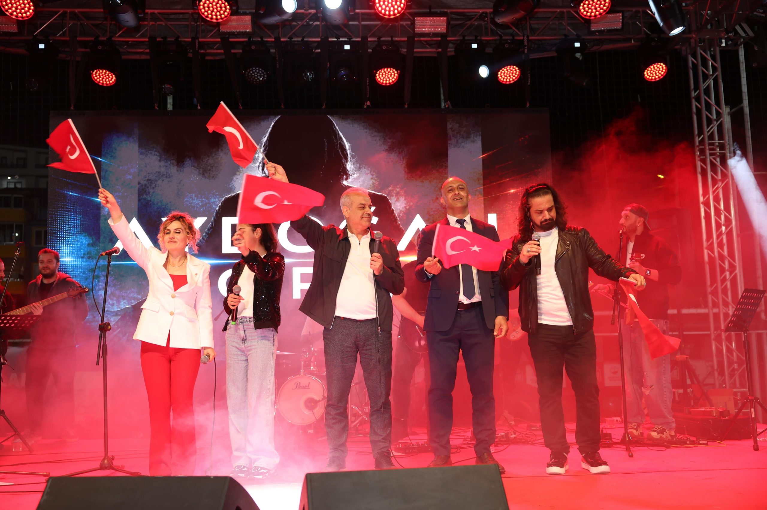 Derince’de Gençlik Şöleni’nde 19 Mayıs Coşkusu Zirveye Çıktı