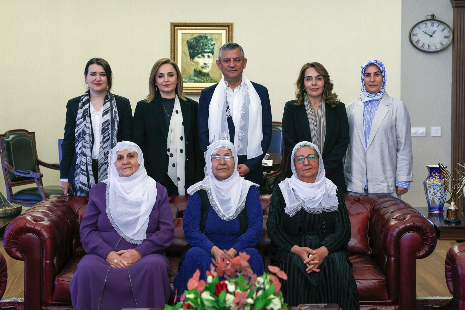 CHP GENEL BAŞKANI ÖZGÜR ÖZEL, BARIŞ ANNELERİNİ KABUL ETTİ
