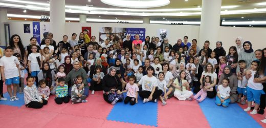 KÜÇÜKÇEKMECE’DE ANNELER GÜNÜ RENKLİ ETKİNLİKLERLE KUTLANDI