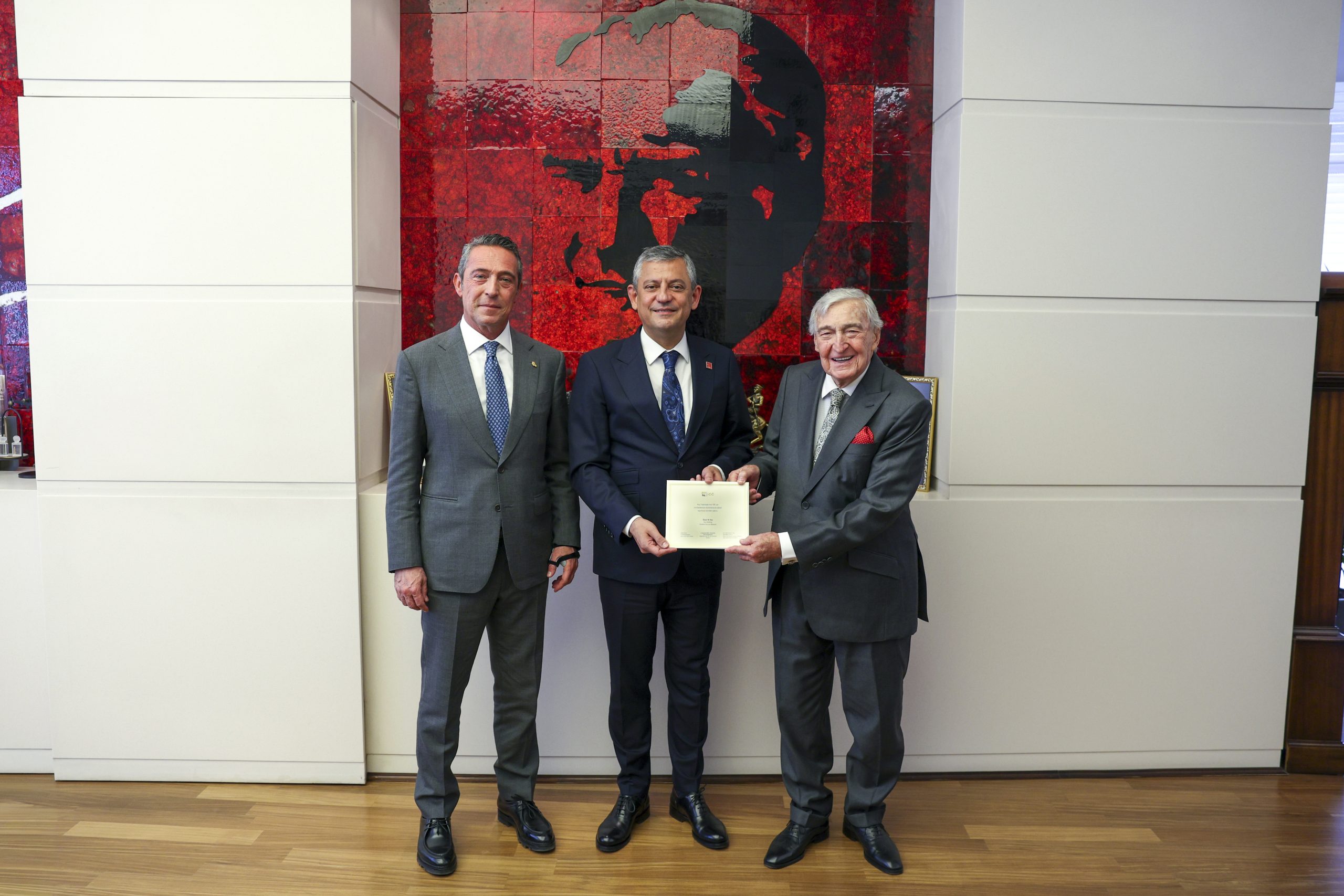 CHP GENEL BAŞKANI ÖZGÜR ÖZEL, KOÇ AİLESİ İLE GÖRÜŞTÜ