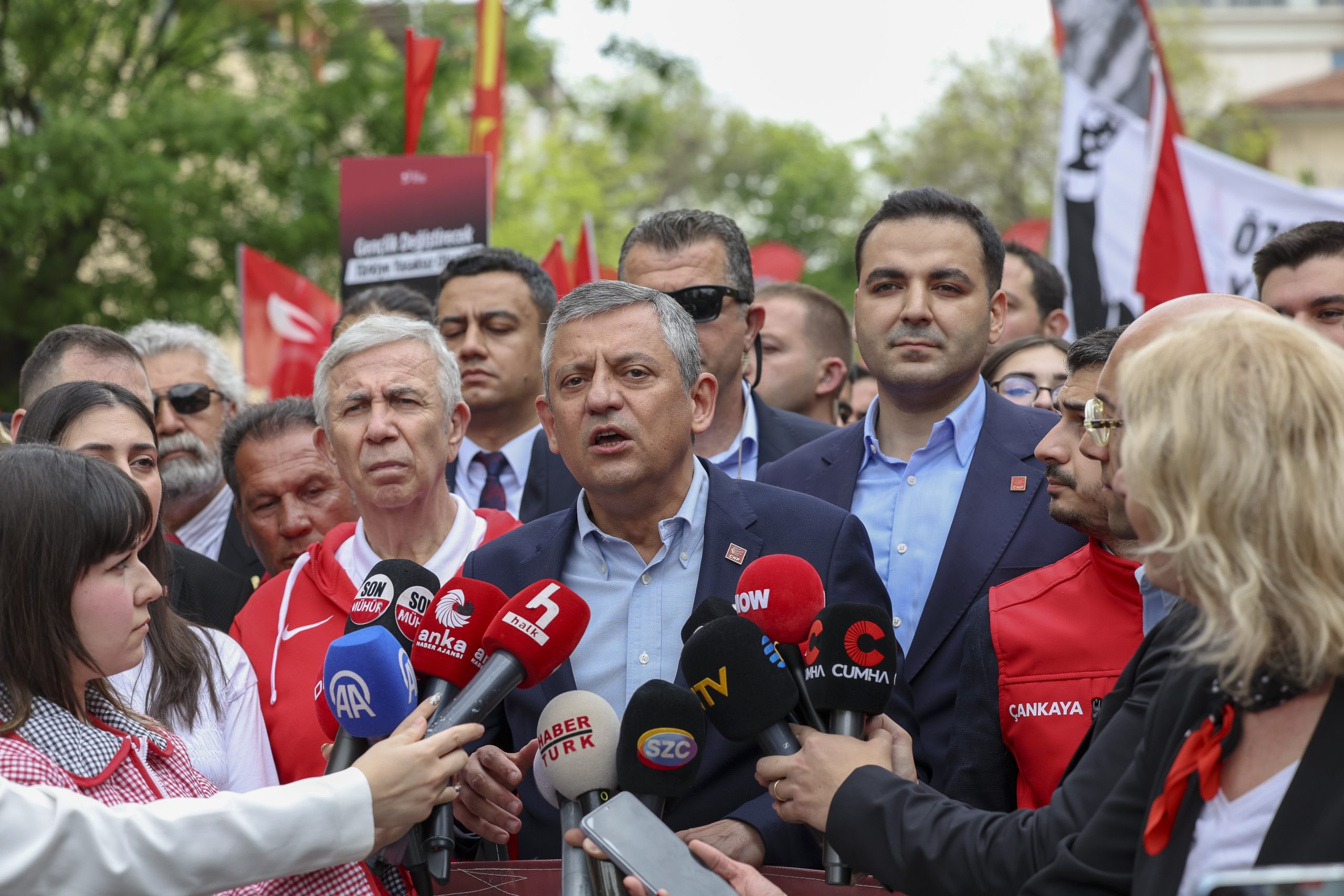 CHP GENEL BAŞKANI ÖZGÜR ÖZEL, GENÇLİK KORTEJİNE KATILDI