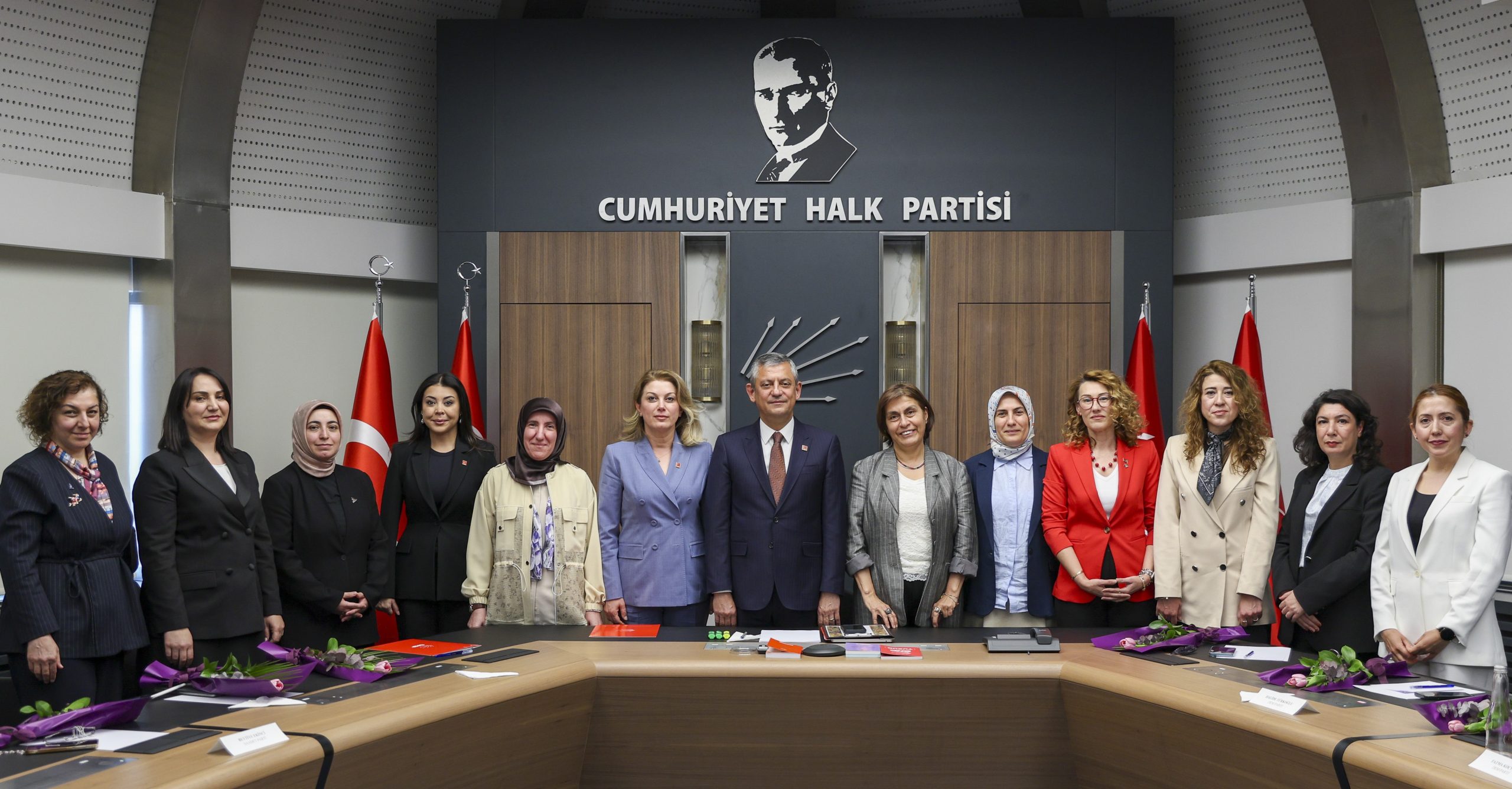 CHP GENEL BAŞKANI ÖZGÜR ÖZEL, KADIN POLİTİKA BAŞKANLARI İLE BİR ARAYA GELDİ