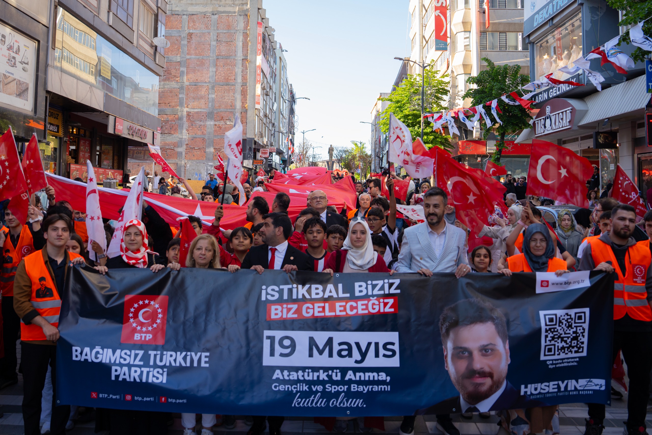 Avcılar’da dev Türk bayraklı kortej…