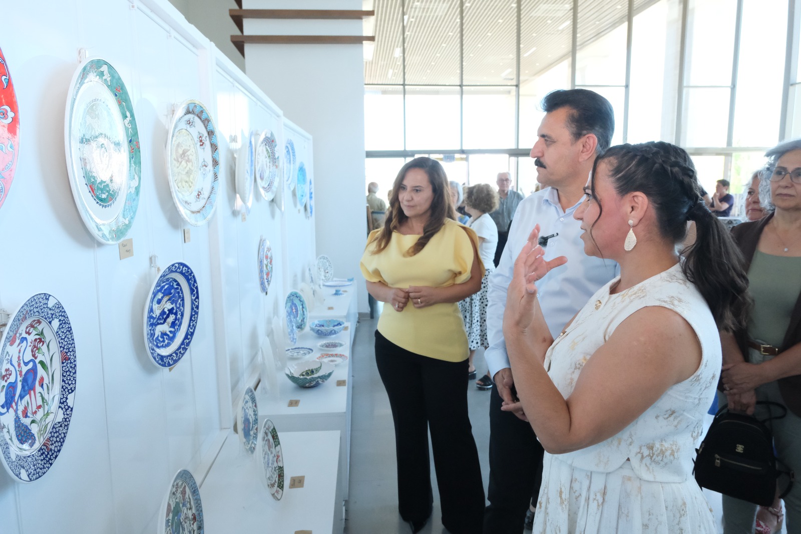 Dikili’de sanat rüzgârı: 7’den 70’e tüm kursiyerler yıl sonu coşkusunda buluştu