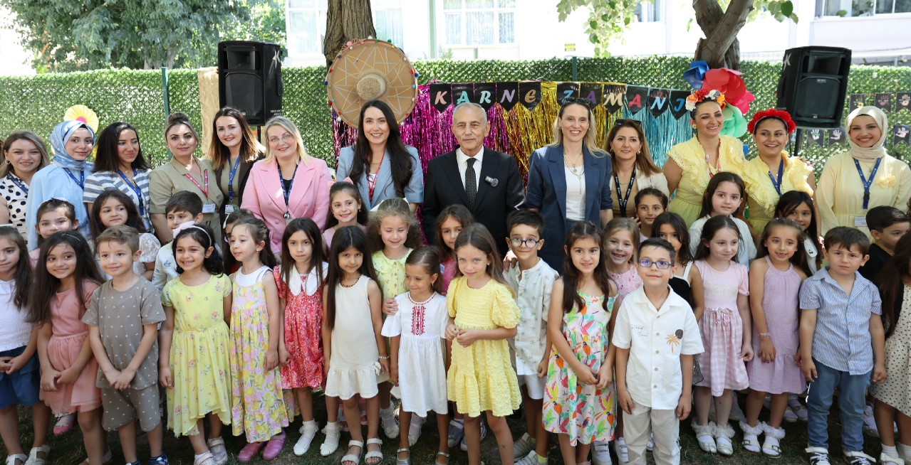 KÜÇÜKÇEKMECELİ ÖĞRENCİLERİN KARNE SEVİNCİ