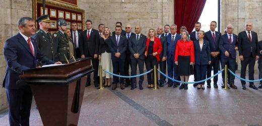 Özgür Özel’in Yeni Parti lideri Olarak Anıtkabir’e İlk ziyareti!